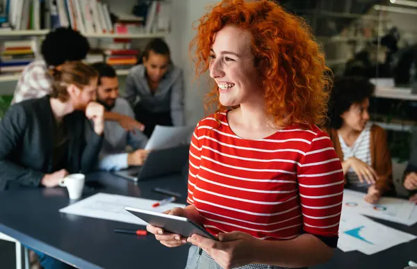 城市快乐的商业女性使用平板电脑和工作 快乐的女商人使用数字平板电脑 年轻的女企业家使用无线平板电脑 — 图库照片