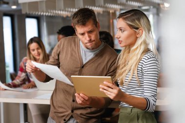 Modern ofis projesinde işbirliği yapan çok ırklı bir grup genç iş adamı. Genç ve başarılı girişimciler takım olarak çalışıyor..