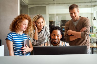 IT şirketinde çalışan programcılar uygulama geliştiriyorlar. İş insanları teknoloji kavramı