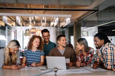 Modern ofis projesinde işbirliği yapan çok ırklı bir grup genç iş adamı. Genç ve başarılı girişimciler takım olarak çalışıyor..