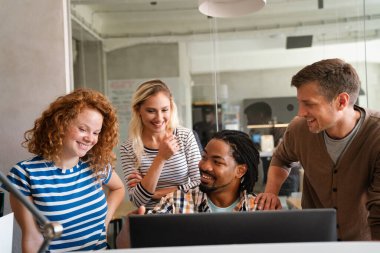 IT şirketinde çalışan programcılar uygulama geliştiriyorlar. İş insanları teknoloji kavramı