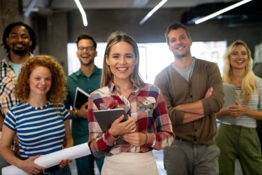 Modern ofis projesinde işbirliği yapan çok ırklı bir grup genç iş adamı. Genç ve başarılı girişimciler takım olarak çalışıyor..