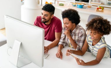Teknolojik cihazlara takıntılı mutlu Afro-Amerikan ailesi dijital tablet, bilgisayar, akıllı telefonlar kullanıyor. İnternet sitesi, iş, eğitim ve internet üzerinden okuma, film veya bir mim için teknoloji