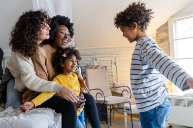 Mutlu lezbiyen çoklu etnik çeşitlilikte homoseksüel çift evde çocuklara aşık. Aile lgbt çocuk mutluluk kavramı