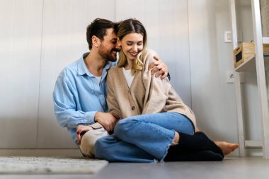 Sevgi dolu bir ilişki. Güzel bir çift evde sarılıp eğleniyor. İnsanlar aşk mutluluk kavramına güvenir.