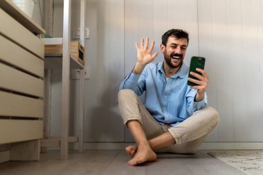 Akıllı telefon teknolojisi insanlarla iletişim konsepti. Genç adam cep telefonunu iş, sosyal medya veya rahatlama için kullanıyor