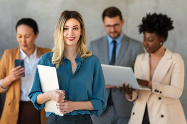 Dijital cihazları olan başarılı çok ırklı iş adamlarının portresi. Başlangıçta çeşitli iş adamları bir arada duruyorlar.