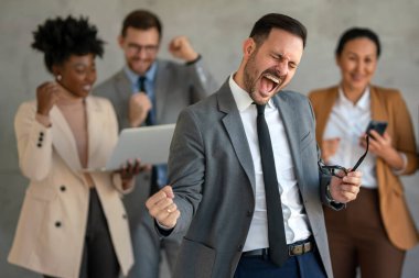 Çok ırklı girişimciler ve çeşitli iş adamlarından oluşan başarılı bir grup, kurumsal ofiste hedeflerine ulaşıyor.