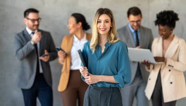 Bir grup etnik çeşitlilikte başarılı iş adamı şirket ofisindeki dijital cihazlarla toplantıda. Teknoloji, bağlantı iletişim konsepti.