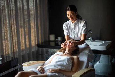 Güzeller güzeli, mutlu, rahat kadın spa salonunda profesyonel sağlık masajı yapıyor. Sağlıklı insanlar vücut bakımı kavramını rahatlatır
