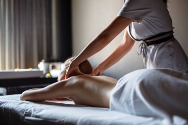 Güzeller güzeli, mutlu, rahat kadın spa salonunda profesyonel sağlık masajı yapıyor. Sağlıklı insanlar vücut bakımı kavramını rahatlatır