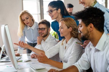 IT şirketinde çalışan programcılar uygulama geliştiriyorlar. İş insanları teknoloji kavramı