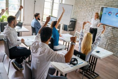 Başarılı girişimciler ve iş adamları hedeflere ulaşıyor, takım oluşturma toplantısındaki başarıyı kutluyorlar..