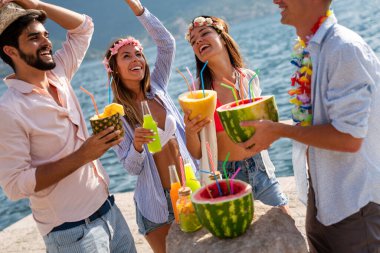 Partide kokteyl içen bir grup arkadaş. Gençler lüks otellerde eğleniyor. Kızlarla erkeklerin içki içip meyve yediği lüks bir yaşam tarzı.