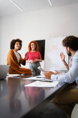 Mutlu, genç, Afro-Amerikan bayan liderleri, dost canlısı çeşitli meslektaşlarıyla toplantı yapıyor. Modern ofis odasında toplanıp proje fikirlerini tartışıyor ya da strateji geliştiriyor..