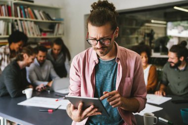 Yazılım, kodlama ve tabletteki kadın veri analizi ve dijital teknoloji düşünüyor. Programcı veya IT kişi programlama ve siber güvenlik araştırması