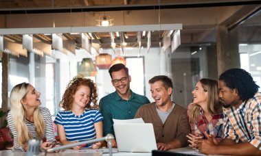 İş çözümleri, teknoloji, başarı ve strateji kavramı. İş arkadaşları ofiste çalışıyor ve beyin fırtınası yapıyorlar.