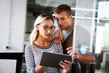 IT şirketinde işbirliği yapan programcılar uygulama geliştiriyor. Halkın iş yeri ofis çeşitliliği kavramı