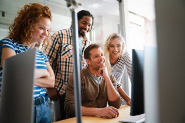 Bir grup çok ırklı genç meslektaşın toplantı sırasında şirketin mali evrakları hakkında konuşuyorlar. Takım çalışması konsepti. Çeşitli iş arkadaşları birlikte çalışıyor..