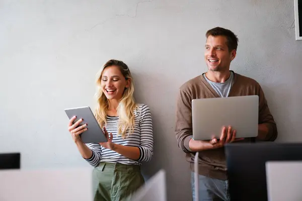 Dois Jovens Empresários Usando Tablet Digital Uma Sala Reuniões Dois — Fotografia de Stock