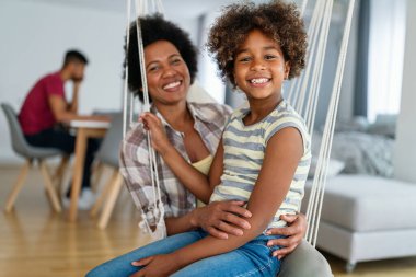 Birliktelik aile kavramı. Mutlu Afro-Amerikan anne ve kızı evde birlikte eğleniyor.