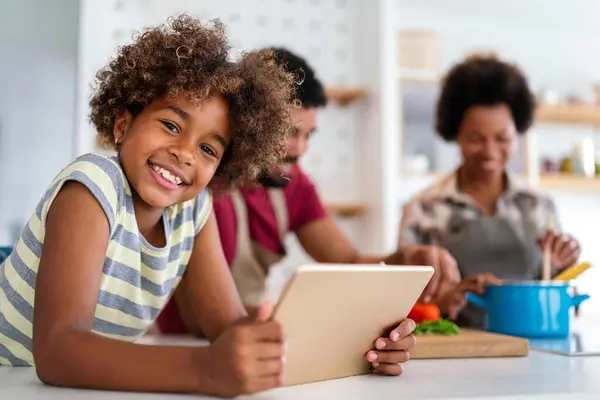 Счастливая Африканская Американская Семья Развлекается Устройством Дома Черные Родители Ребенок Лицензионные Стоковые Фото