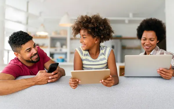 Obcecado Com Dispositivos Tecnológicos Família Afro Americana Feliz Usando Tablet Fotos De Bancos De Imagens