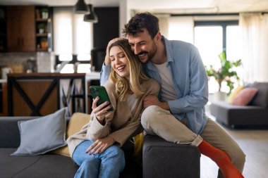 Birlikte mutlu anları yakalıyoruz. Mutlu, genç ve sevgi dolu bir çift selfie çekiyor ve gülümsüyor. Sosyal medya kavramı.