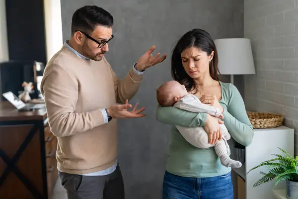 Junger Unglücklicher Vater Mit Baby Und Ehefrau Die Hause Postnataler Stockfoto