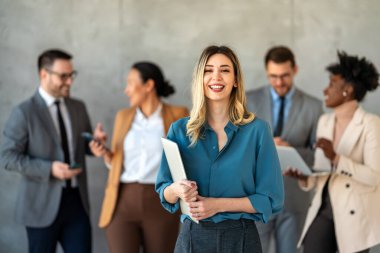 Çeşitli etnik çeşitlilikteki girişimci ve iş adamlarından oluşan başarılı bir grup, kurumsal ofiste hedeflerine ulaşıyor.