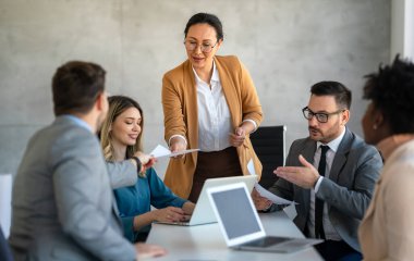 Çeşitli iş arkadaşları olan CEO iş kadını lideri, toplantıdaki yönetici yönetici grubu. Çok kültürlü profesyonel iş adamları yönetim kurulunda araştırma planı üzerinde birlikte çalışıyorlar..