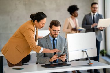 İş adamları. Ofiste ekip olarak çalışırken bilgisayar kullanarak veri analiz eden çok ırklı iş adamları.