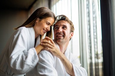 Mutlu, genç bir çift sağlıklı spa merkezinin tadını çıkarıyor. İnsanlar hafta sonunun, tatilin ve aşkın tadını çıkarıyorlar..