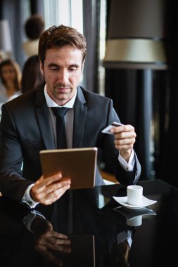 Teknoloji, insanlar ve online alışveriş konsepti. Tablet bilgisayarı ve kredi kartıyla gülümseyen mutlu adam.