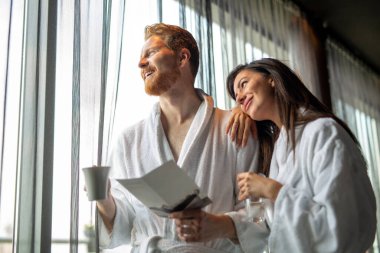 Genç ve güzel bir çift SPA merkezinde eğleniyor ve dinleniyor. İnsanlar hafta sonunun, tatilin ve aşkın tadını çıkarıyorlar..