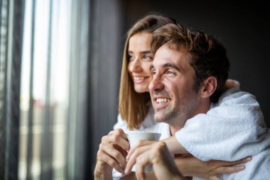 Mutlu, genç bir çift sağlıklı spa merkezinin tadını çıkarıyor. İnsanlar hafta sonunun, tatilin ve aşkın tadını çıkarıyorlar..