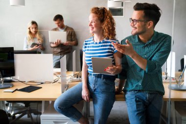 Modern ofis projesinde işbirliği yapan çok ırklı bir grup genç iş adamı. Genç ve başarılı girişimciler takım olarak çalışıyor..