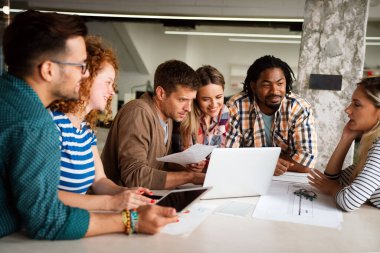 Bir grup başarılı, çoklu etnik çeşitliliğe sahip iş adamı toplantıda takım olarak çalışıyor. Finans mimarı tasarım konsepti