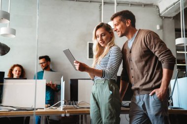 Başarılı çok ırklı tasarımcılar, mimarlar, iş yerindeki iş adamları. Girişim konsepti.