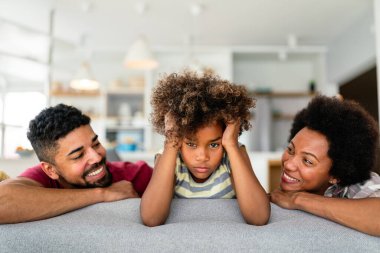 Olumlu ebeveynler ve mağdur genç kız evde kavga ettikten sonra barışırlar, ergen çocukla barışırlar ebeveynlerle konuşmaktan kaçınırlar.
