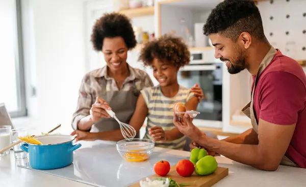Happy African American Keluarga Tersenyum Mempersiapkan Makanan Sehat Dapur Bersenang Stok Foto