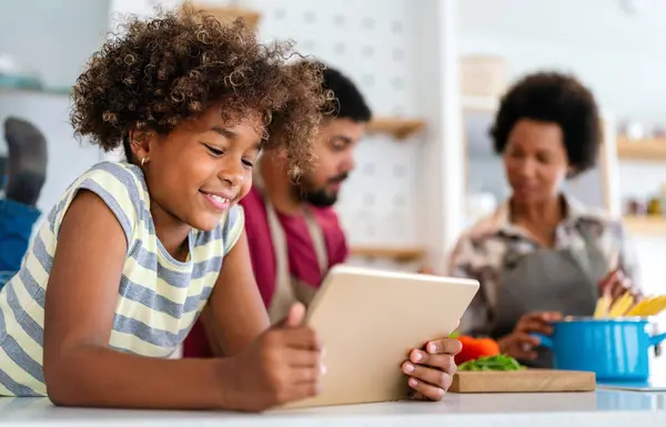 Šťastní Afroameričtí Rodiče Dítě Baví Přípravou Zdravého Jídla Kuchyni Koncept Royalty Free Stock Obrázky