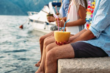 Mutlu genç arkadaşlar partide karpuz sangria ve kokteyllerle eğleniyorlar. Çok kültürlü insanlarla arkadaşlık yaşam tarzı konsepti