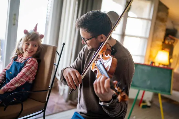 Música Tão Divertida Jovem Pai Ensinar Filha Tocar Violino Sorrir Fotografias De Stock Royalty-Free