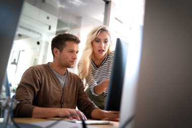 Proje ve programlama üzerine çalışan yazılım mühendisleri. Probleme bir çözüm bulmak için ekip olarak çalışmaya başlayın. Bilgisayarda çalışan programcı ve iş arkadaşı beklemede..