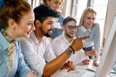 Modern ofis projesinde işbirliği yapan çok ırklı bir grup genç iş adamı. Genç ve başarılı girişimciler takım olarak çalışıyor..