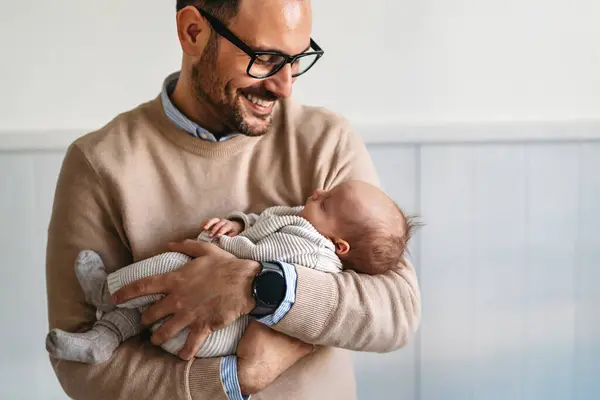 Portretul Unui Tată Îmbrățișând Sărutându Copilul Nou Născut Părinte Care Fotografie de stoc