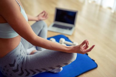 Yogada vücut esnekliği, sağIık ve sağlıklı yaşam için esneme hareketleri yapan bir kadın. Egzersiz yapan, spor yapan ya da ev egzersizinde ısınan bir kız.