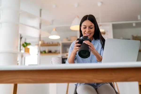 Fotografer Wanita Kreatif Bekerja Kantor Memegang Laptop Kamera Bisnis Orang Stok Gambar