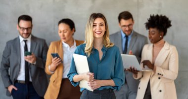 Çeşitli etnik çeşitlilikteki girişimci ve iş adamlarından oluşan başarılı bir grup, kurumsal ofiste hedeflerine ulaşıyor.